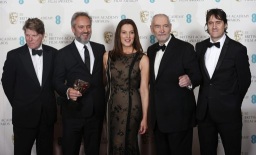 El director Sam Mendes (segundo de izquierda a derecha) y el resto de los productores de "Skyfall" celebran su Bafta
